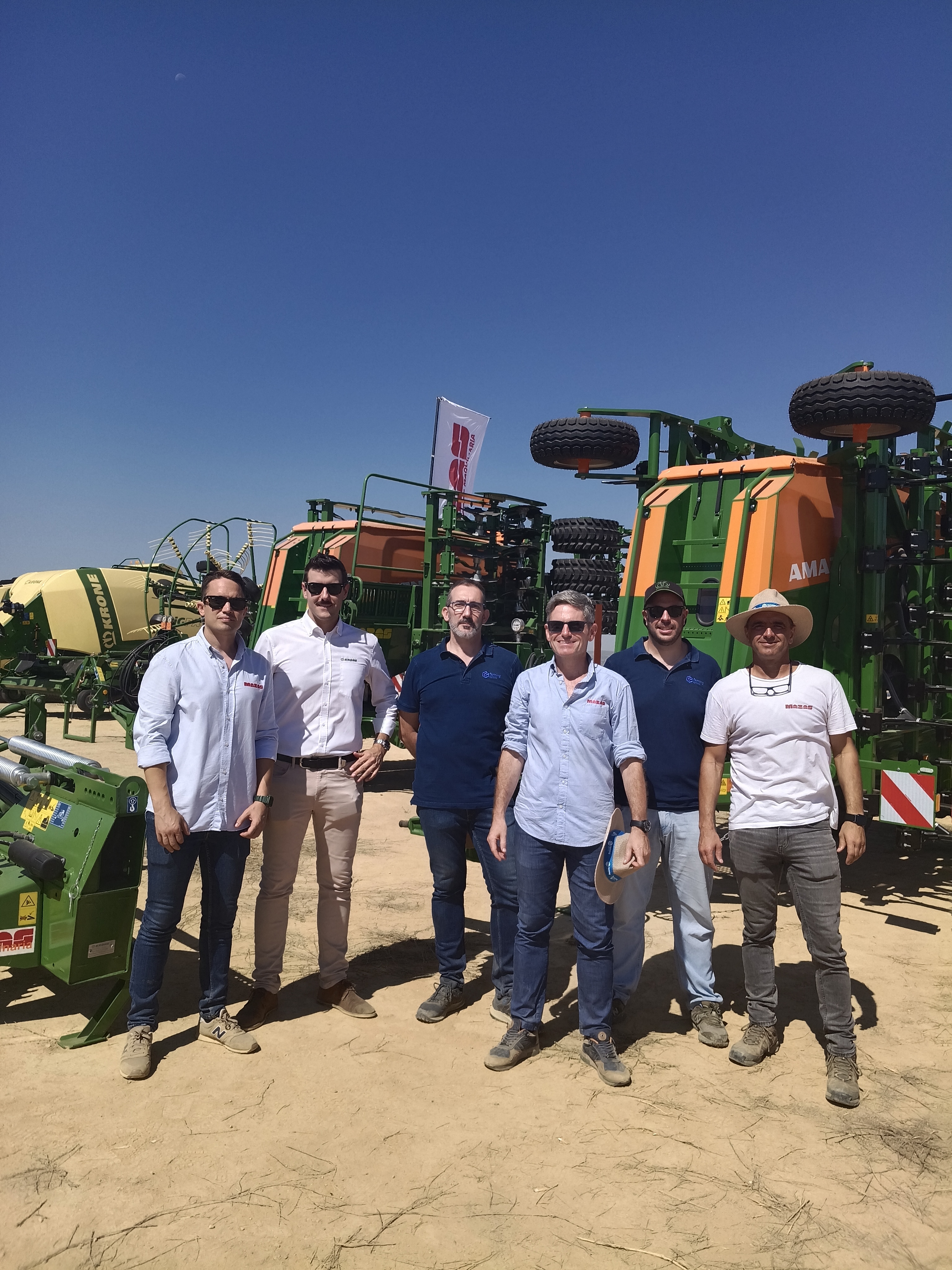 Profesionales de DEMOMAZAS 2026 junto a una máquina agrícola
